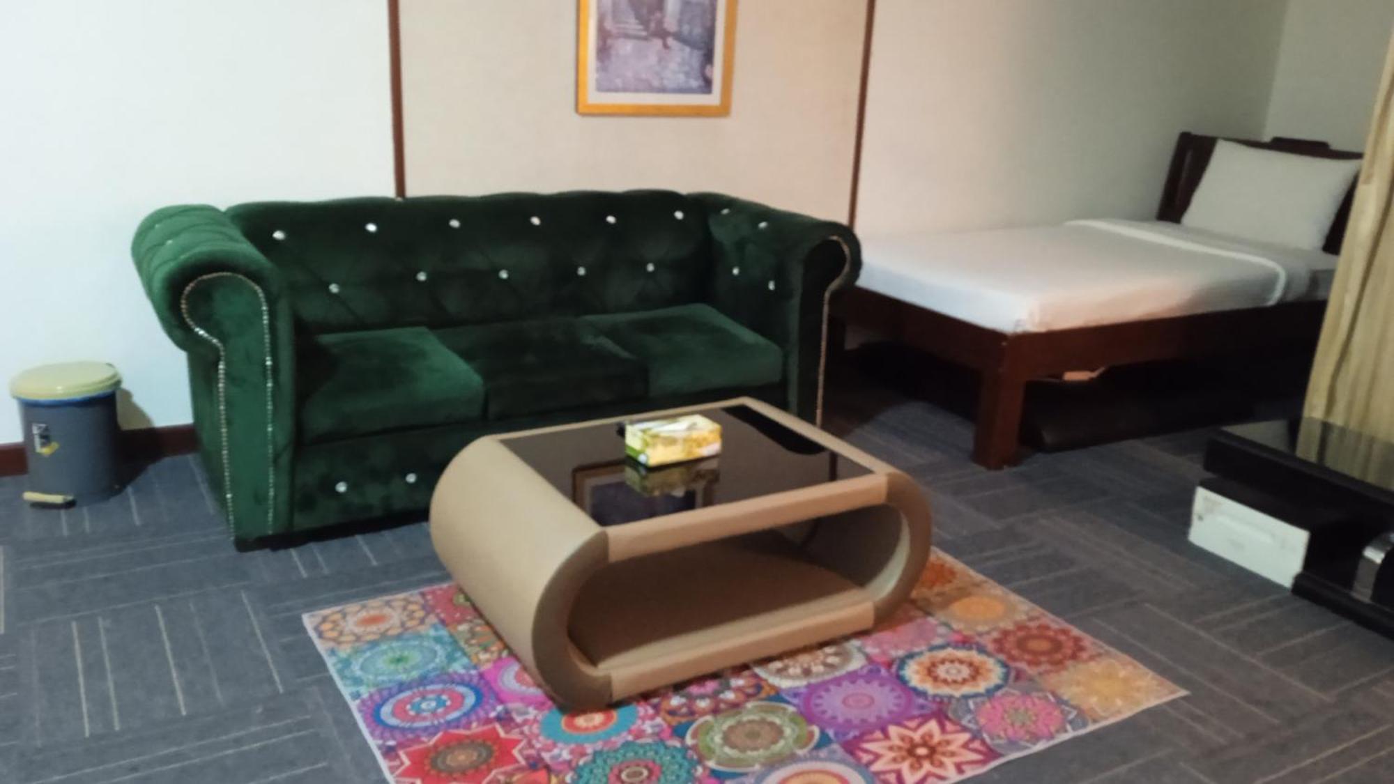 Visitor Service Suits At Times Square Bukitbintang K L *